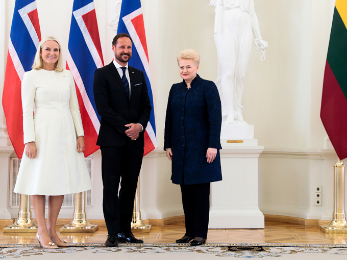 Kronprinsparet fremmer norske interesser gjennom offisielle besøk i utlandet. Her er det Litauens president Dalia Grybauskaitė som ønsker velkommen under en reise til Baltikum i 2018. Foto: Lise Åserud / NTB scanpix